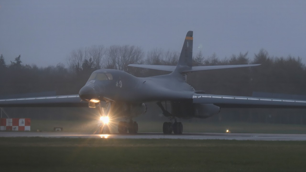 Βίντεο από την αεροπορική βάση RAF Fairford στην Αγγλία δείχνει αμερικανικά B-1B να προετοιμάζονται για αποστολές κρούσης εναντίον του Ιράν