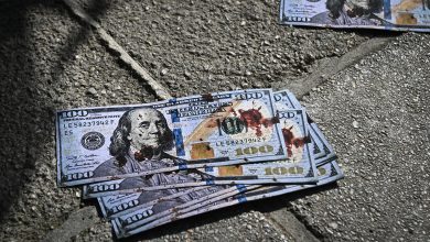 «Ματωμένα πετροδόλαρα» πέταξαν έξω από τα γραφεία της Ένωσης Ελλήνων Εφοπλιστών όπου έκαναν συγκέντρωση οι ναυτεργάτες