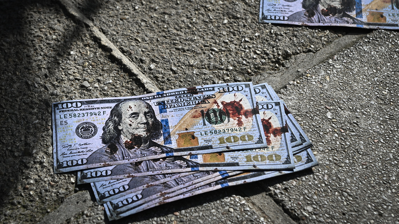 «Ματωμένα πετροδόλαρα» πέταξαν έξω από τα γραφεία της Ένωσης Ελλήνων Εφοπλιστών όπου έκαναν συγκέντρωση οι ναυτεργάτες