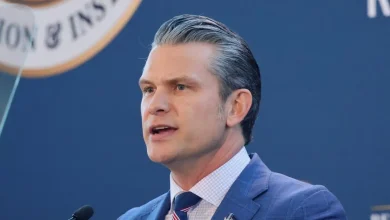 Οι ΗΠΑ θα εντείνουν τις επιθέσεις τους στο Ιράν είπε ο υπουργός Άμυνας των ΗΠΑ, Πιτ Χέγκσεθ, στη συνένετεξη Τύπου που έδωσε (19.03.2026)