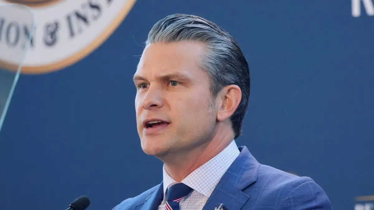 Οι ΗΠΑ θα εντείνουν τις επιθέσεις τους στο Ιράν είπε ο υπουργός Άμυνας των ΗΠΑ, Πιτ Χέγκσεθ, στη συνένετεξη Τύπου που έδωσε (19.03.2026)