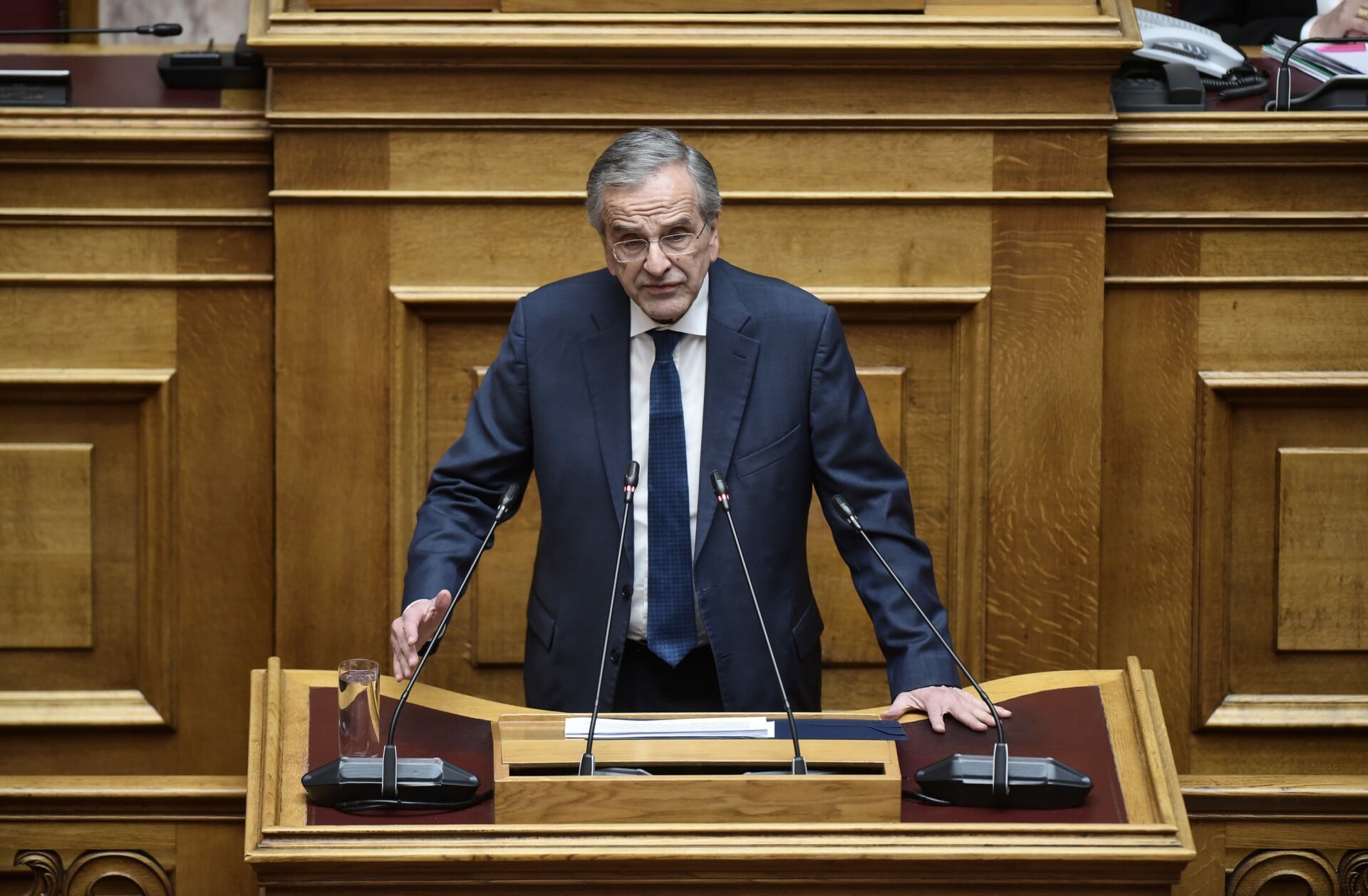 Μια «βόμβα» στη Βουλή έριξε ο Αντώνης Σαμαράς στη διάρκεια της ομιλίας του στη συζήτηση για τους υδρογονάθρακες και τις συμβάσεις της Ελλάδας