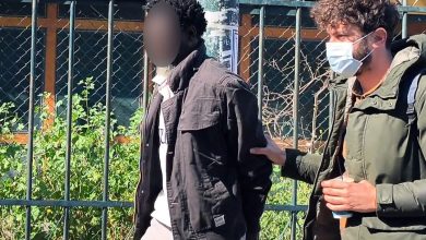 Στα δικαστήρια της πρώην Σχολής Ευελπίδων οδηγήθηκε λίγο μετά τις 10 το πρωί ο 48χρονος υπήκοος Σουδάν, που πρωταγωνίστησε στο επεισόδιο