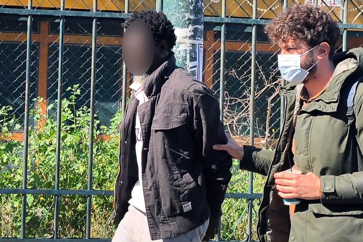 Στα δικαστήρια της πρώην Σχολής Ευελπίδων οδηγήθηκε λίγο μετά τις 10 το πρωί ο 48χρονος υπήκοος Σουδάν, που πρωταγωνίστησε στο επεισόδιο