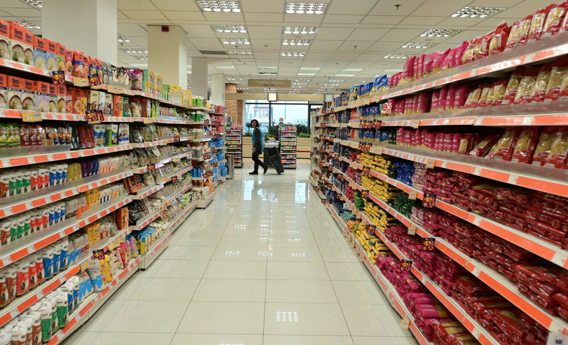 Η ελληνική αγορά βρίσκεται αντιμέτωπη με μια πρωτοφανή πληθωριστική καταιγίδα, η οποία φαίνεται να κινείται με ταχύτητα μεγαλύτερη ακόμα