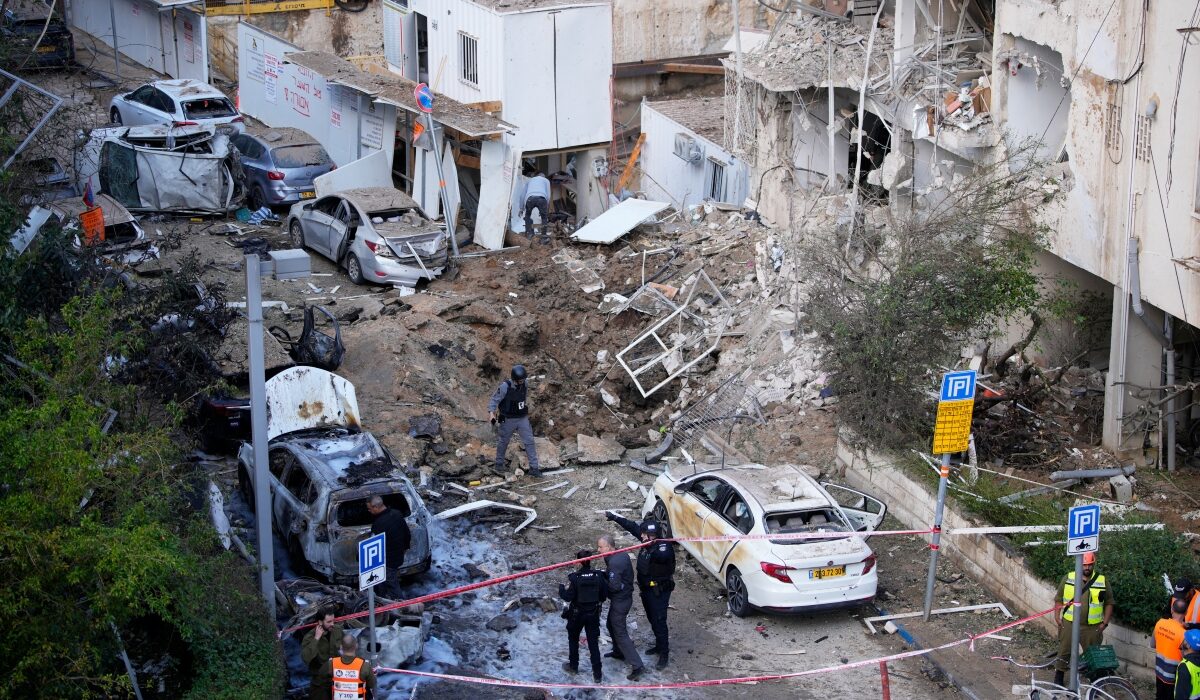 Πύραυλοι του Ιράν έπληξαν νωρίς το πρωί αρκετές περιοχές στο κεντρικό Ισραήλ, στην ευρύτερη περιοχή του Τελ Αβίβ.