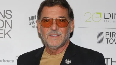 Ελεύθερος, με την επιβολή ιδιαίτερα αυστηρών περιοριστικών όρων, αφέθηκε μετά την ολοκλήρωση της απολογίας του ο γκαλερίστας Γιώργος Τσαγκαράκης.