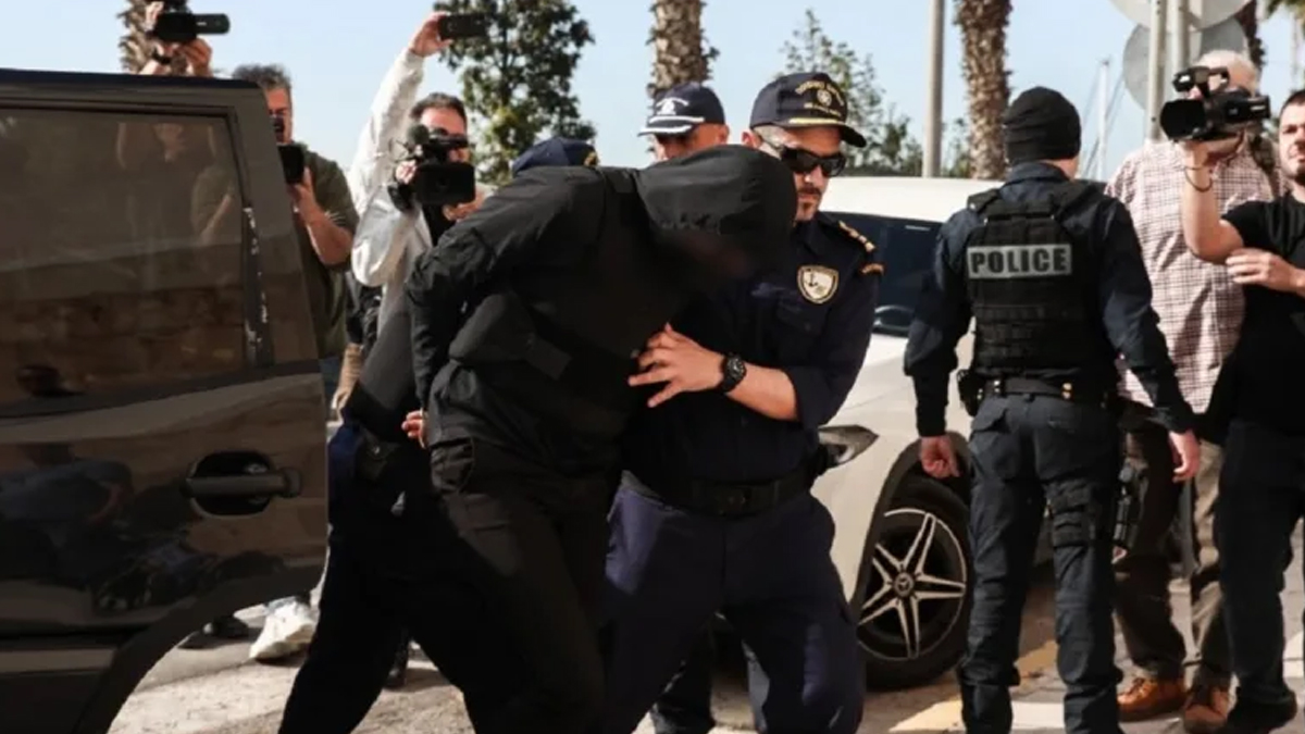 Στον δρόμο για τη φυλακή οδηγήθηκε ο 20χρονος που κατηγορείται για τη δολοφονία του 27χρονου στο Πάρκο Ασυρμάτου στον Άγιο Δημήτριο