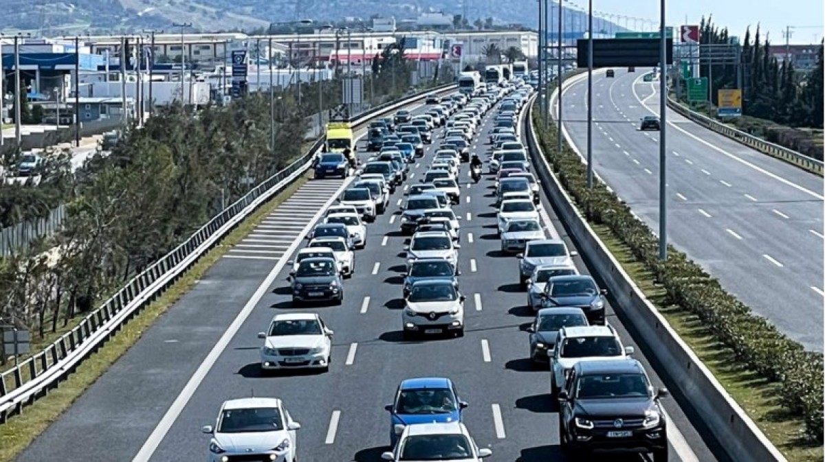 Ατελείωτο μποτιλιάρισμα επικρατεί στους δρόμους της Αττικής το απόγευμα της Πέμπτης 30 Απριλίου, καθώς πολλοί είναι εκείνοι που επέλεξαν να ξεκινήσουν ήδη το τριήμερο της Πρωτομαγιάς.
