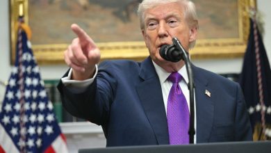 Ο Τραμπ, με το γνωστό του «εκρηκτικό» στυλ, παίζει το χαρτί του απόλυτου κυρίαρχου, την ώρα που η εκεχειρία πνέει τα λοίσθια