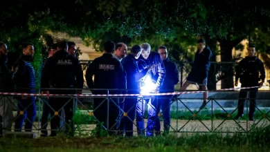 Θύμα άγριας δολοφονίας έπεσε ένας 25χρονος το βράδυ της Τετάρτης στον Άγιο Δημήτριο, όταν δέχθηκε επίθεση με μαχαίρι μέσα στο