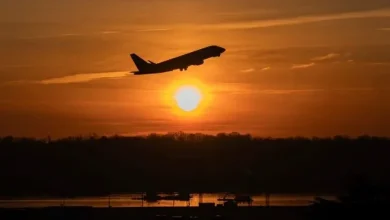 Την ώρα που μεγάλες αεροπορικές καθηλώνουν αεροσκάφη και οι αρχές καλούν τους πολίτες να περιορίσουν τις μετακινήσεις τους