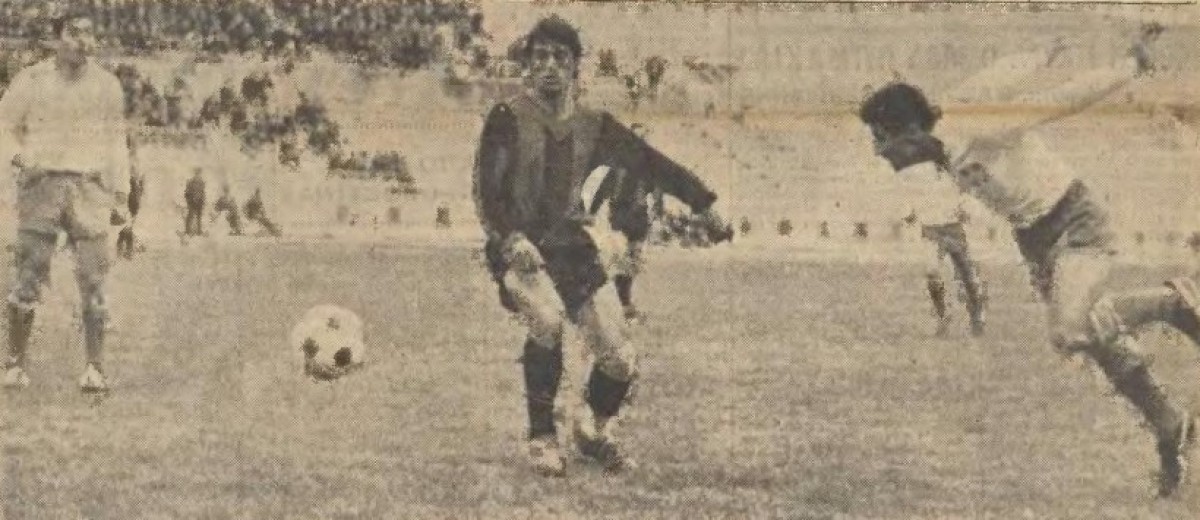 21 Απριλίου 1967: Στον φωτεινό ουρανό, η σημερινή μέρα θυμίζει άνοιξη: ο ήλιος ζεσταίνει τους δρόμους, η πόλη κινείται