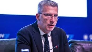 Πρώτος ήταν ο βουλευτής Γιάννης Οικονόμου που τα έβαλε με τον Ακη Σκέρτσο για τα ρουσφέτια και τον ΟΠΕΚΕΠΕ, λέγοντας στο ραδιόφωνο ότι αυτός