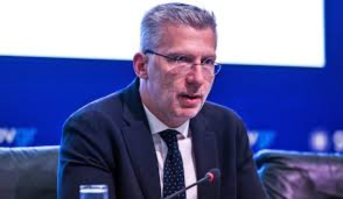 Πρώτος ήταν ο βουλευτής Γιάννης Οικονόμου που τα έβαλε με τον Ακη Σκέρτσο για τα ρουσφέτια και τον ΟΠΕΚΕΠΕ, λέγοντας στο ραδιόφωνο ότι αυτός