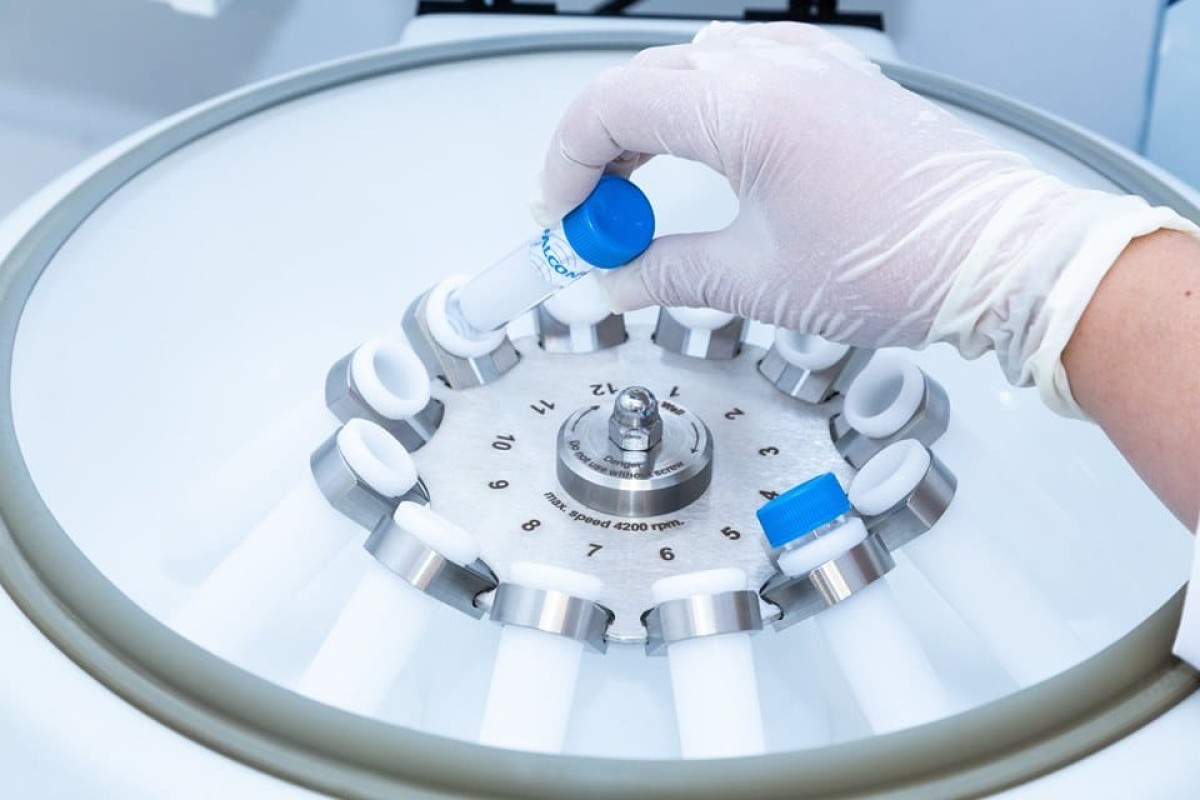 Ένας σεξομανής σύζυγος, προκειμένου να μην απατήσει την αγαπημένη του, αλλά και να ικανοποιήσει τις ορέξεις του, αποφάσισε να γίνει δωρητής σπέρματος.