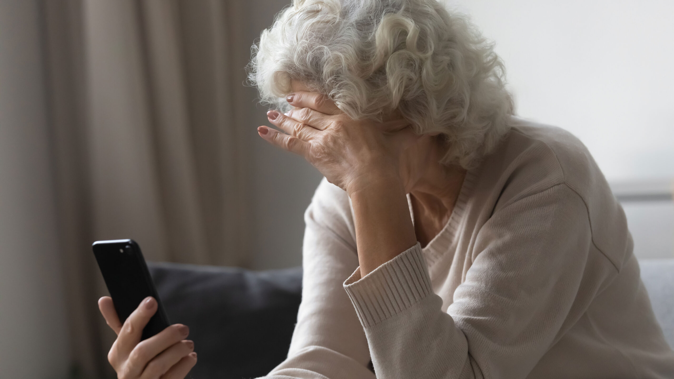 Σοκ στη Θεσσαλονίκη: Έπεισαν ηλικιωμένη ότι την παρακολουθούν με drone και της άρπαξαν τα 100.000 ευρώ που είχε θαμμένα στην αυλή της!