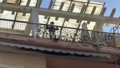 Ένα παιδί 5 ετών ήταν αυτό που πετούσε αντικείμενα στο δρόμο από διαμέρισμα στη Θεσσαλονίκη σε ένα από τα πιο κεντρικά σημεία της πόλης.