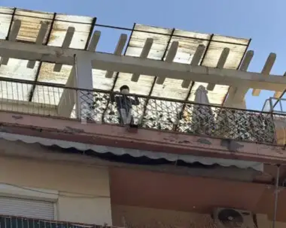 Ένα παιδί 5 ετών ήταν αυτό που πετούσε αντικείμενα στο δρόμο από διαμέρισμα στη Θεσσαλονίκη σε ένα από τα πιο κεντρικά σημεία της πόλης.