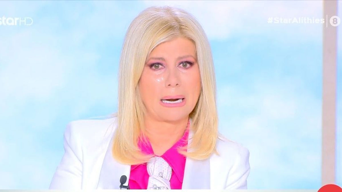 Βαθιά συγκινημένη από τα όμορφα λόγια του αγαπημένου της φιλολόγου ως μαθήτρια η Ζήνα Κουτσελίνη είχε φορτιστεί ήδη αρκετά στον αέρα