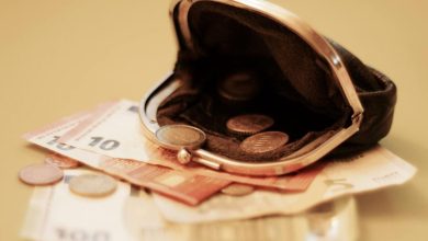 Νέες έρευνες αποκαλύπτουν το μέγεθος της οικονομικής πίεσης στα ελληνικά νοικοκυριά. Η ακρίβεια στα τρόφιμα και η αβεβαιότητα οδηγούν σε περικοπές και ανασφάλεια.