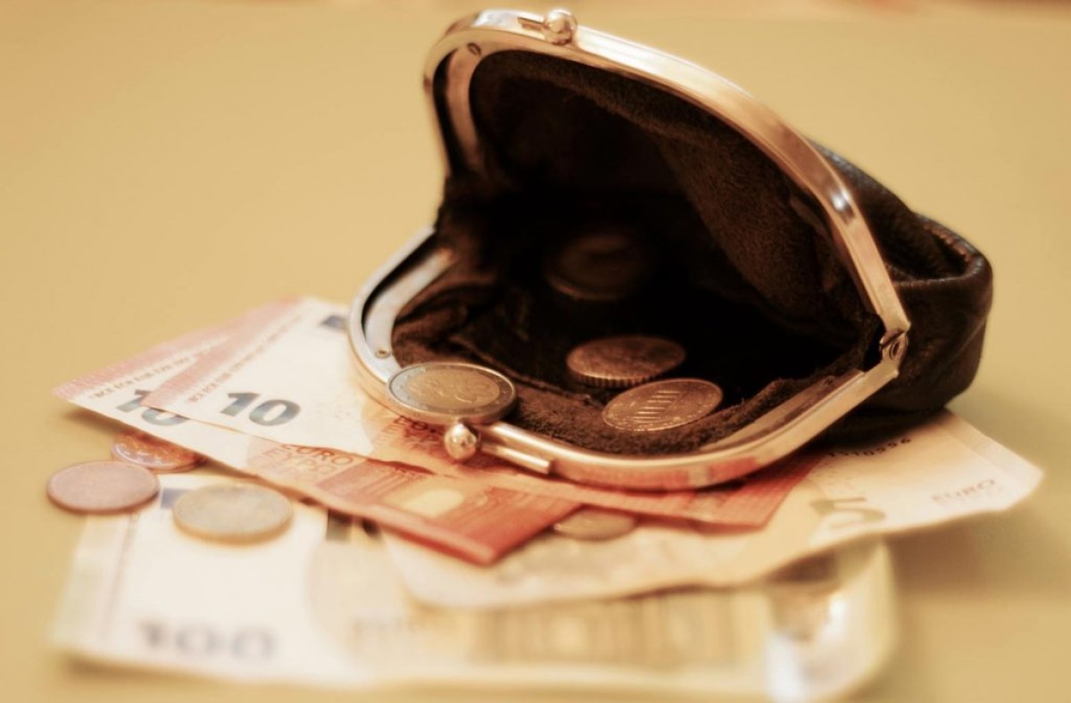 Νέες έρευνες αποκαλύπτουν το μέγεθος της οικονομικής πίεσης στα ελληνικά νοικοκυριά. Η ακρίβεια στα τρόφιμα και η αβεβαιότητα οδηγούν σε περικοπές και ανασφάλεια.