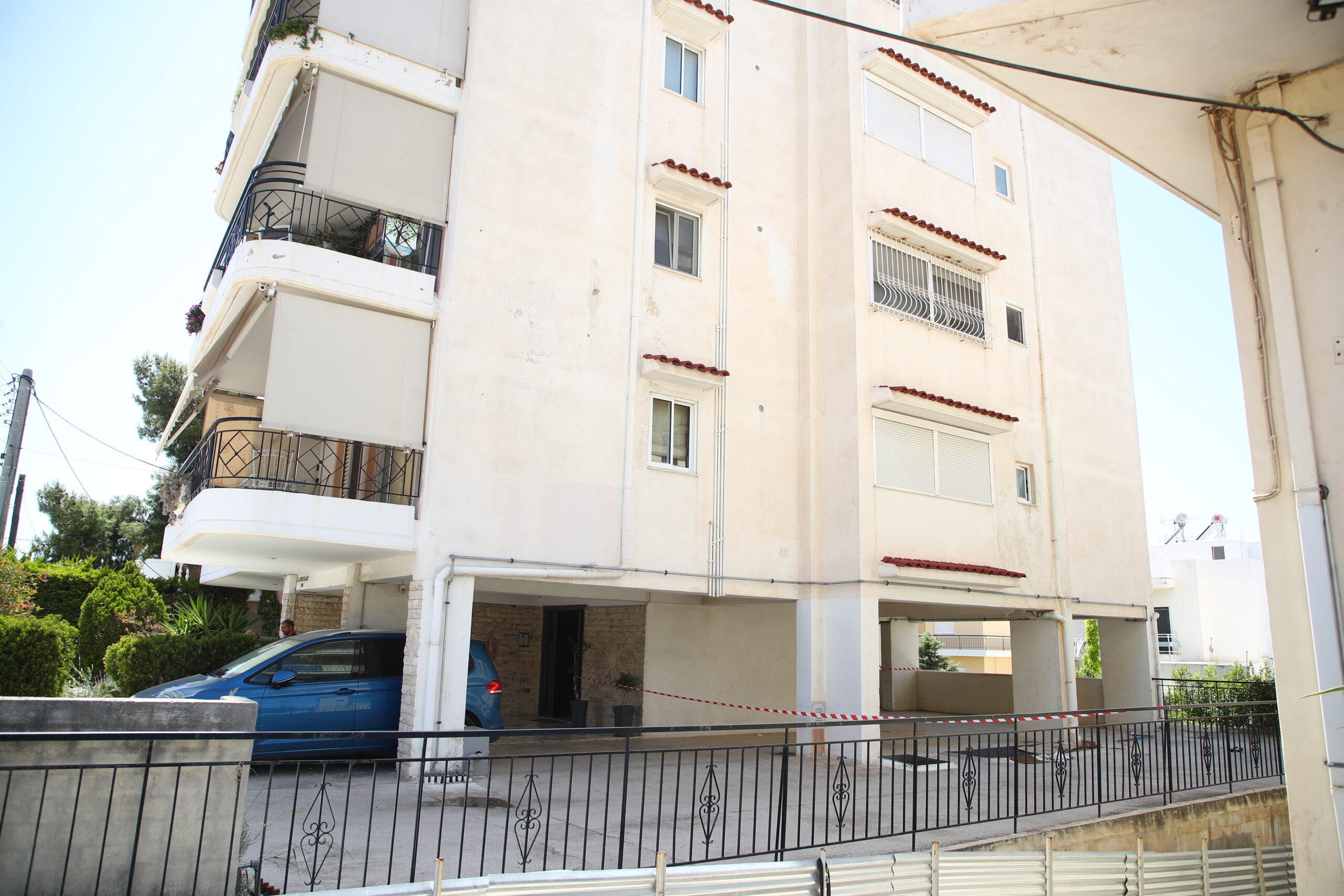 Συγκλονίζουν τα λόγια στο σημείωμα της 17χρονης που έπεσε από πολυκατοικία στην Ηλιούπολη. Δείτε τις τελευταίες εξελίξεις για την κατάσταση της υγείας τους και τις έρευνες της ΕΛ.ΑΣ.