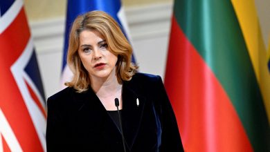 Ραγδαίες εξελίξεις στη Λετονία με την παραίτηση της Πρωθυπουργού. Πώς η υπόθεση των ουκρανικών drones οδήγησε στην κυβερνητική πτώση και τι σημαίνει για την περιοχή.