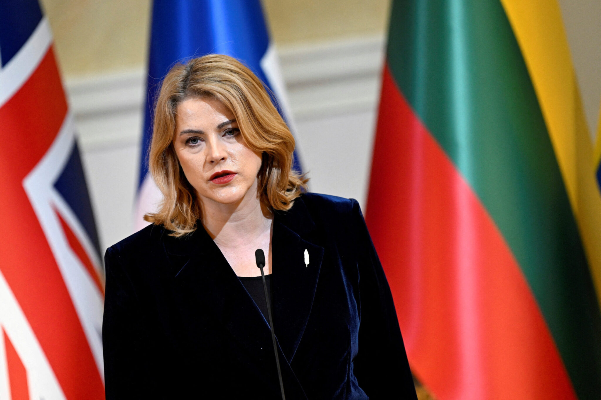 Ραγδαίες εξελίξεις στη Λετονία με την παραίτηση της Πρωθυπουργού. Πώς η υπόθεση των ουκρανικών drones οδήγησε στην κυβερνητική πτώση και τι σημαίνει για την περιοχή.