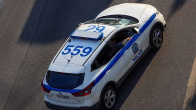 Δύο αστυνομικοί έχουν τραυματιστεί έπειτα από καταδίωξη οχήματος την Πέμπτη (14.05.2026) στην περιοχή των Λιοσίων.