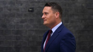 Ραγδαίες εξελίξεις σημειώνονται στο πολιτικό σκηνικό της Μεγάλης Βρετανίας, καθώς ο υπουργός Υγείας, Γουές Στρίτινγκ, υπέβαλε την παραίτησή του από την κυβέρνηση.