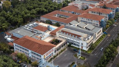 Σοβαρά επεισόδια με δύο τραυματίες σημειώθηκαν στο Πανεπιστήμιο Δυτικής Αττικής. Ενημερωθείτε για το χρονικό της έντασης και την επέμβαση των αρχών.