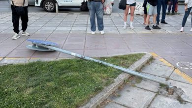Αναστάτωση στη Θεσσαλονίκη μετά από τραυματισμό γυναίκας από πτώση πινακίδας σήμανσης στο κέντρο της πόλης. Δείτε πώς συνέβη το ατύχημα και την επέμβαση του ΕΚΑΒ.
