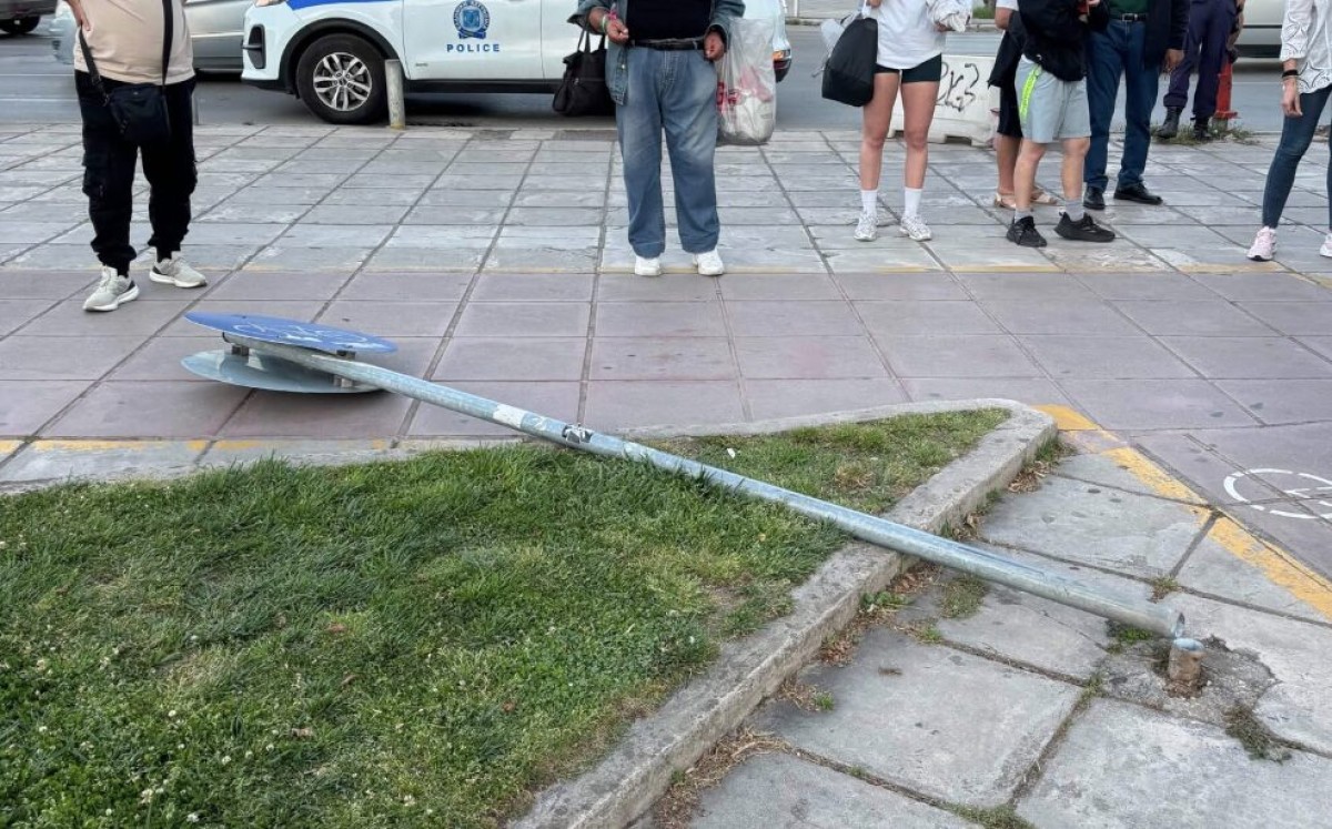 Αναστάτωση στη Θεσσαλονίκη μετά από τραυματισμό γυναίκας από πτώση πινακίδας σήμανσης στο κέντρο της πόλης. Δείτε πώς συνέβη το ατύχημα και την επέμβαση του ΕΚΑΒ.