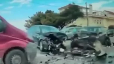 Τραγική κατάληξη για τον 56χρονο οδηγό στο σφοδρό τροχαίο της Αθηνών - Σουνίου. Σοκάρουν οι εικόνες από τα διαλυμένα αυτοκίνητα. Σε εξέλιξη η έρευνα της Τροχαίας.