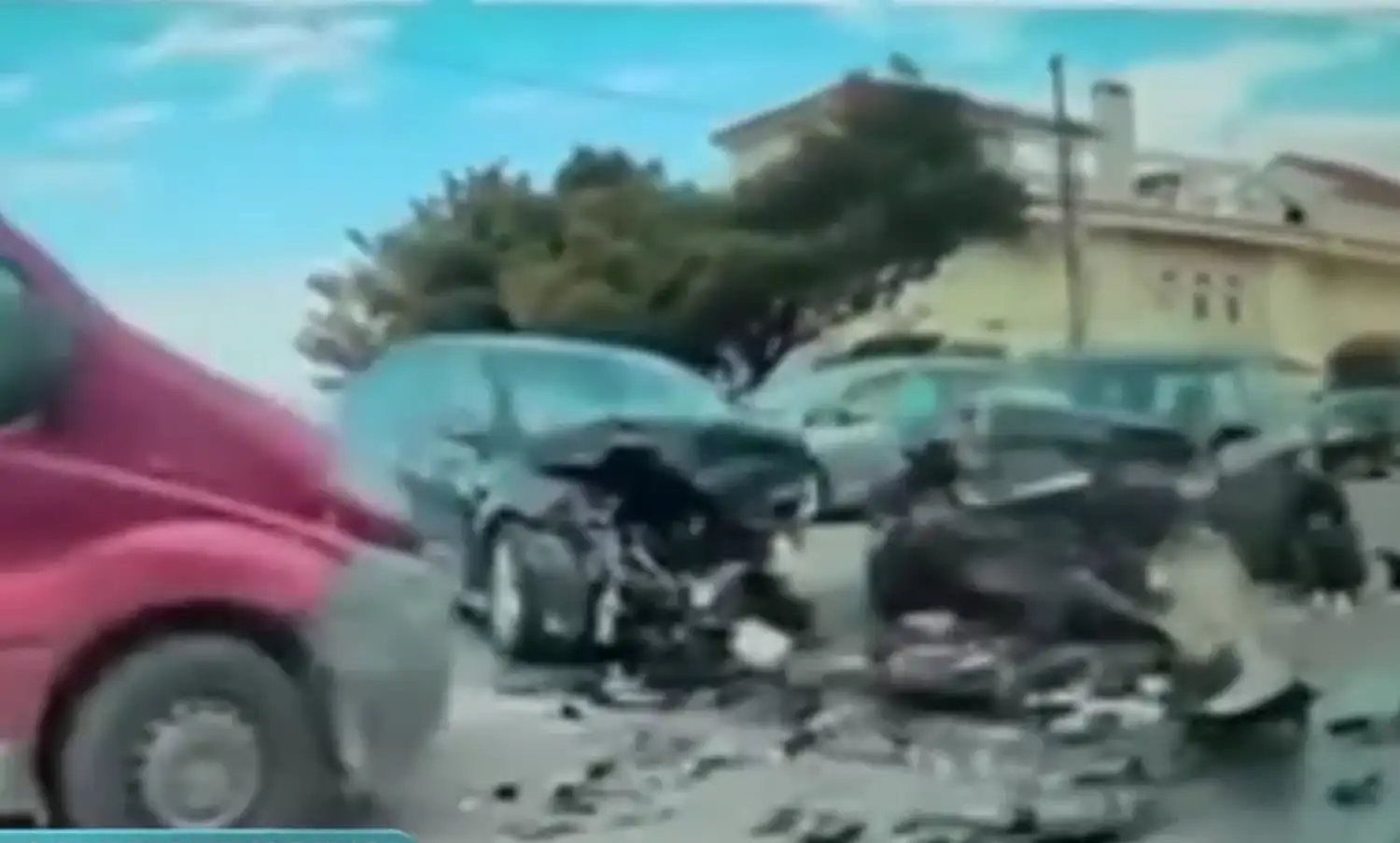 Τραγική κατάληξη για τον 56χρονο οδηγό στο σφοδρό τροχαίο της Αθηνών - Σουνίου. Σοκάρουν οι εικόνες από τα διαλυμένα αυτοκίνητα. Σε εξέλιξη η έρευνα της Τροχαίας.