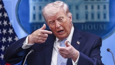 Δείτε την αυθόρμητη αντίδραση του Ντόναλντ Τραμπ όταν ένα πουλί πέρασε πάνω από το κεφάλι του. «Νόμιζα ότι ήταν drone», δήλωσε ο πρώην πρόεδρος των ΗΠΑ.