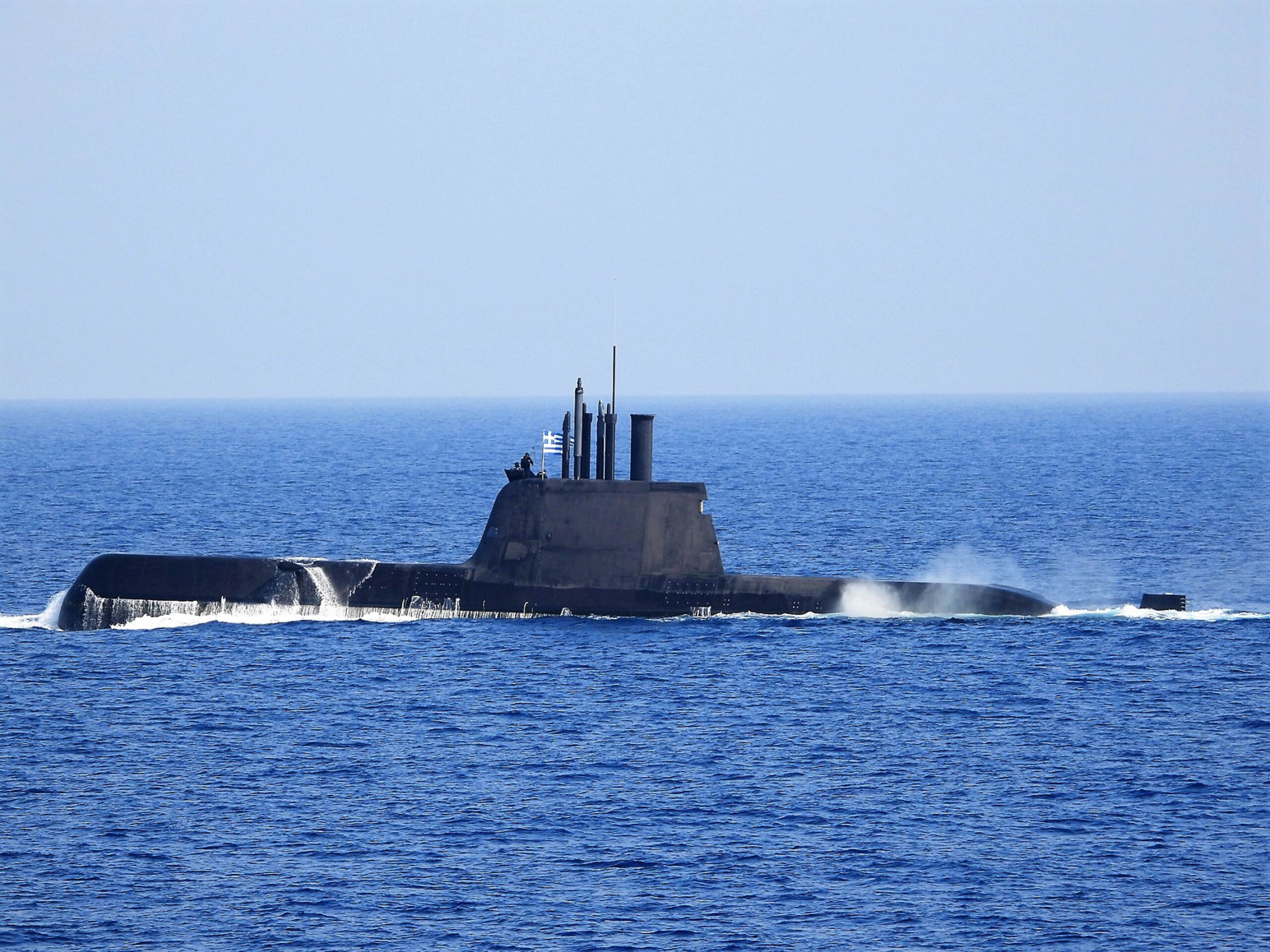 Συναγερμός στο Πολεμικό Ναυτικό για υποβρύχιο Type-214 που μπλέχτηκε σε δίχτυα αλιευτικού στην Τήνο. Δείτε την επίσημη απάντηση για την κατάσταση της προπέλας.