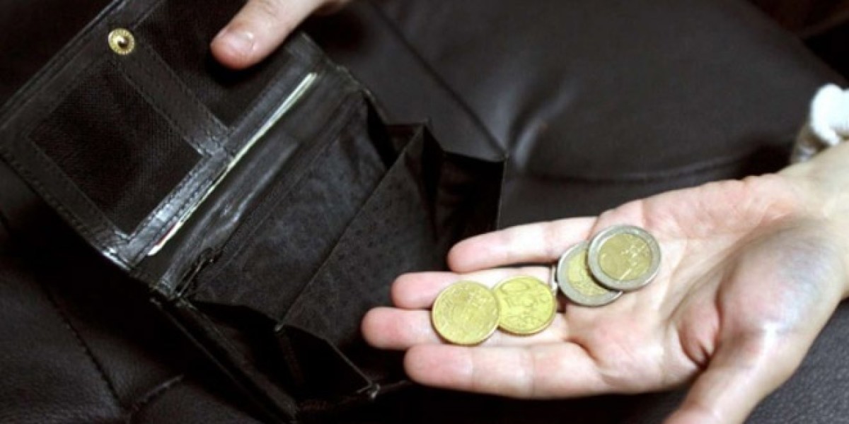 Τα ανησυχητικά στοιχεία της έκθεσης του ΙΟΒΕ για τα ελληνικά νοικοκυριά. 7 στους 10 δυσκολεύονται να τα βγάλουν πέρα. Οι ανισότητες σε υγεία και στέγη.