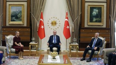 Η επίσκεψη της Κάγια Κάλας στην Άγκυρα και οι δηλώσεις για τον ρόλο της Τουρκίας στο ΝΑΤΟ. Η διεκδίκηση του προγράμματος SAFE και το παρασκήνιο των συνομιλιών.