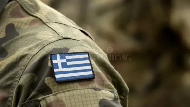 Ροζ σκάνδαλο με πρωταγωνιστές εν ενεργεία αξιωματικό και νεαρά μετανάστρια αποτελεί κοινό μυστικό στην κλειστή «χακί» κοινωνία ενός από τα μεγαλύτερα νησιά του Ανατολικού Αιγαίου.