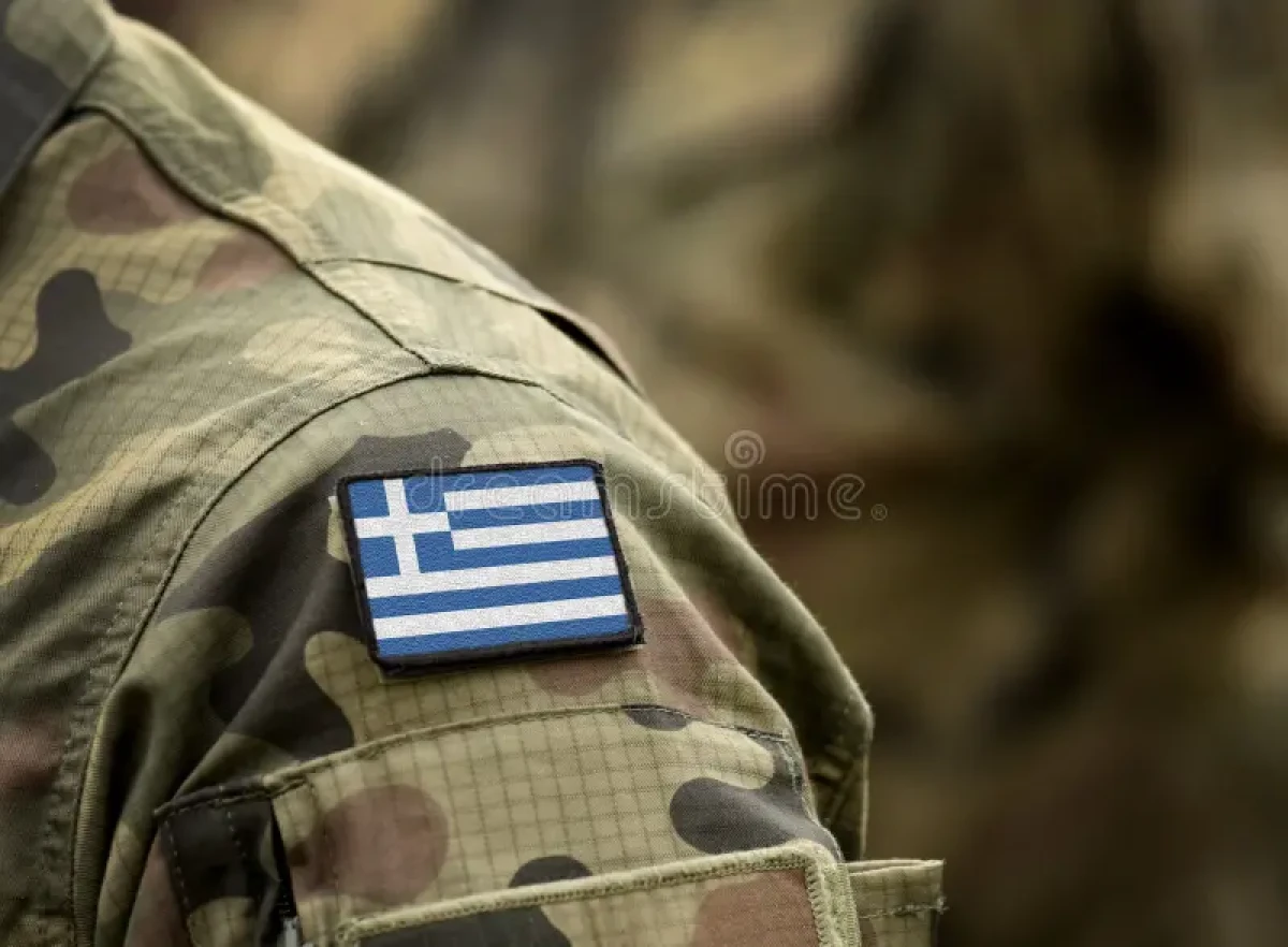 Ροζ σκάνδαλο με πρωταγωνιστές εν ενεργεία αξιωματικό και νεαρά μετανάστρια αποτελεί κοινό μυστικό στην κλειστή «χακί» κοινωνία ενός από τα μεγαλύτερα νησιά του Ανατολικού Αιγαίου.