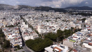 Όλες οι αλλαγές που φέρνει το νέο Μητρώο Ακινήτων (ΜΙΔΑ) με τσουχτερά πρόστιμα έως $1.000$ ευρώ, καθώς και ο νέος τρόπος υπολογισμού του ΕΝΦΙΑ από το $2027$ χωρίς αναδρομικά.