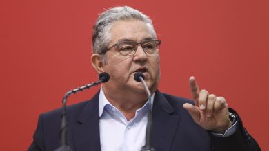 «Προτείνετε έναν εκλογικό νόμο με χαρακτηριστικά παπατζή. Ή αλλιώς εκλογικό τζογάρισμα», τόνισε ο γενικός γραμματέας της Κεντρικής Επιτροπής του ΚΚΕ, Δημήτρης Κουτσούμπας, μιλώντας στη Βουλή κατά τη συζήτηση του νομοσχεδίου επί του νέου κώδικα τοπικής αυτοδιοίκησης.