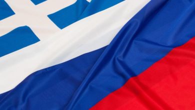 Τι δείχνει νέα δημοσκόπηση για τις γεωπολιτικές προτιμήσεις των Ελλήνων. Γιατί ένα σημαντικό ποσοστό αισθάνεται πιο κοντά στη Ρωσία παρά στη Δύση και τις ΗΠΑ.