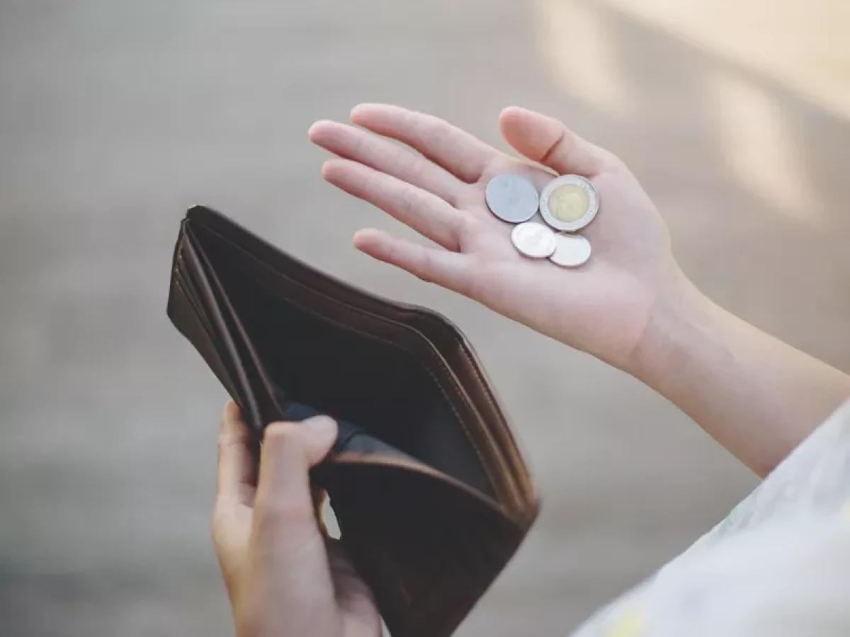 Σοκάρουν τα στοιχεία: Οι μισοί Έλληνες δεν αντέχουν οικονομικά να ανάψουν κλιματιστικό. Οι ελλείψεις σε δέντρα και πράσινο που μετατρέπουν τις πόλεις σε καμίνια.