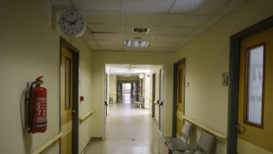 Αδιανόητο περιστατικό στα Καλάβρυτα. Ηλικιωμένος μετέφερε τη γυναίκα του στο νοσοκομείο και πέθανε από ανακοπή στην είσοδο. Όλο το χρονικό της τραγωδίας.
