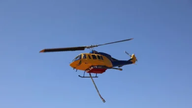 Συναγερμός στο Μέτσοβο μετά την πτώση πυροσβεστικού ελικοπτέρου Bell στη λίμνη Αώου. Σώοι οι δύο πιλότοι που κολύμπησαν έως την όχθη.