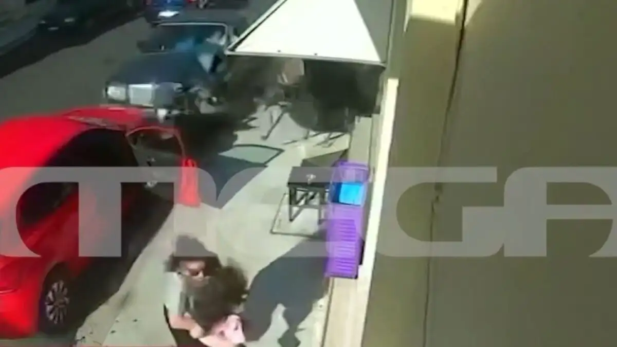 Σοκαριστικό τροχαίο στο κέντρο της Ναυπάκτου. Ηλικιωμένος οδηγός παρέσυρε οχήματα και τραπεζοκαθίσματα. Τι δηλώνουν αυτόπτες μάρτυρες για τις στιγμές πανικού.