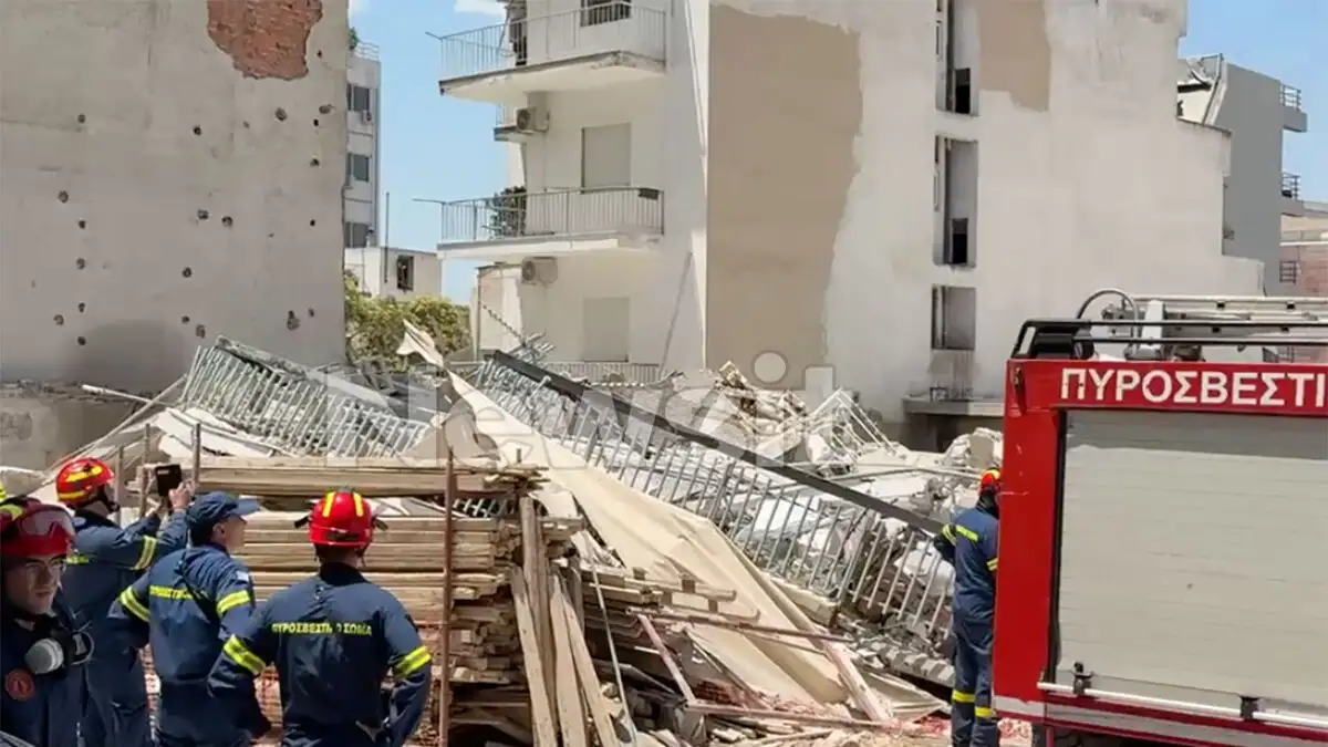 Συναγερμός έχει σημάνει στα Πετράλωνα καθώς μια πολυκατοικία 4 ορόφων κατάρρευσε, με τους άνδρες του πυροσβεστικού σώματος να ψάχνουν στα συντρίμμια για τυχόν εγκλωβισμένα άτομα.